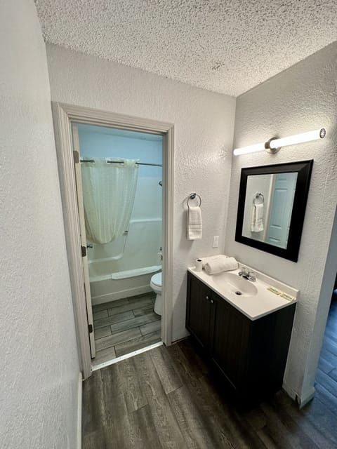 Basic Single Room, 1 King Bed, Non Smoking | Bathroom | Combined shower/tub, deep soaking tub, rainfall showerhead