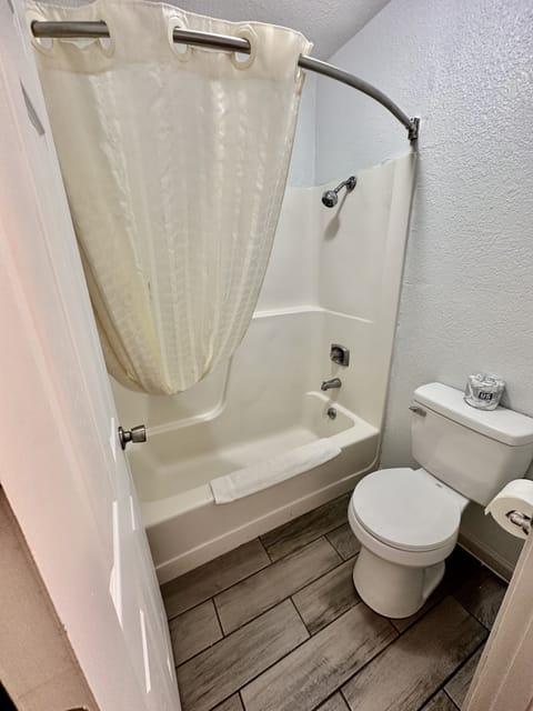 Combined shower/tub, deep soaking tub, rainfall showerhead