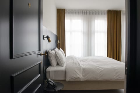 Deluxe Suite, 1 Queen Bed, City View | Minibar, in-room safe, desk, soundproofing