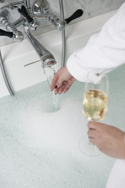 Deluxe Room, 1 Queen Bed | Bathroom | Free toiletries, bathrobes, towels