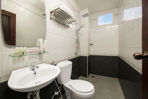 Standard House | Bathroom | Shower, free toiletries, hair dryer, towels