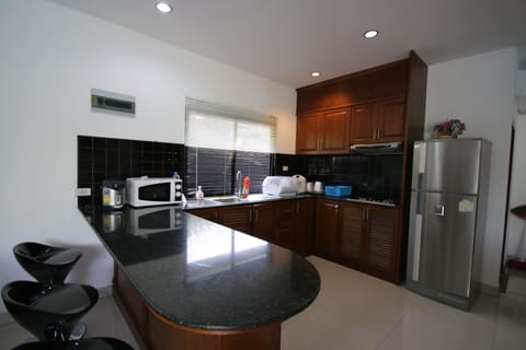 Family Villa | Private kitchen | Full-size fridge, microwave, oven, stovetop