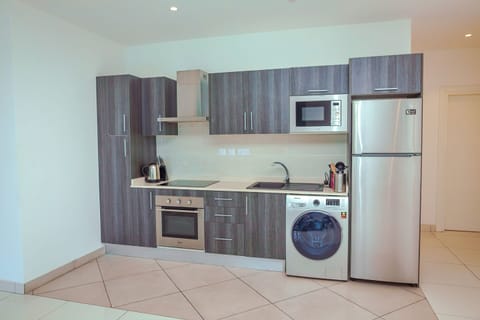 Executive Apartment | Private kitchen | Fridge, microwave, oven, stovetop