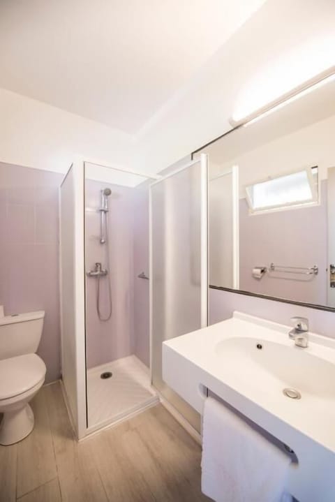Cottage, 3 Bedrooms | Bathroom | Deep soaking tub