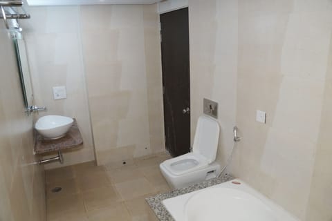 Luxury Suite | Bathroom | Separate tub and shower, rainfall showerhead, free toiletries