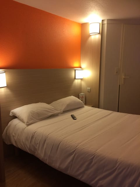 Standard Room, 1 Double Bed | Premium bedding, in-room safe, desk, blackout drapes