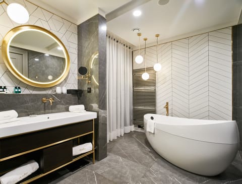 Royal Suite, Sea View | Deep soaking bathtub