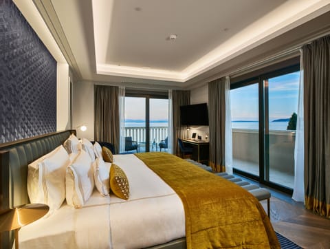 Junior Suite, Sea View | Egyptian cotton sheets, premium bedding, free minibar, in-room safe