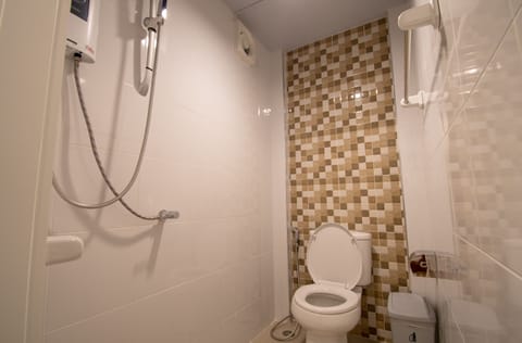 Standard Double Room | Bathroom | Shower, free toiletries, hair dryer, towels