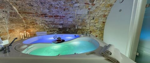 Indoor spa tub