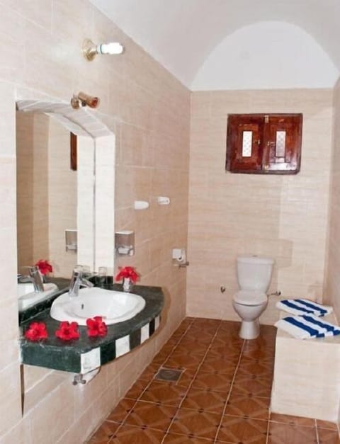 Separate tub and shower, rainfall showerhead, hair dryer, towels