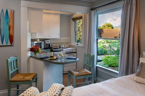 Garden Suite | Private kitchen | Mini-fridge, coffee/tea maker