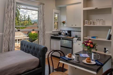 Cascade Suite | Private kitchenette | Mini-fridge, coffee/tea maker