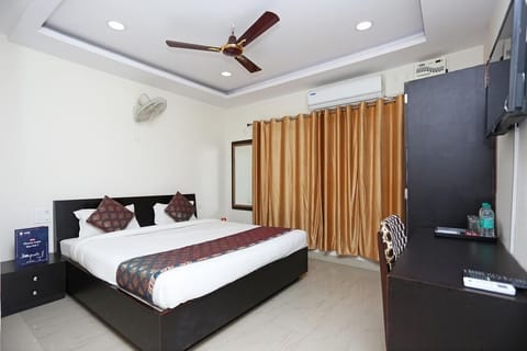 Deluxe Room, 1 King Bed, Accessible | 2 bedrooms, premium bedding, in-room safe, individually decorated