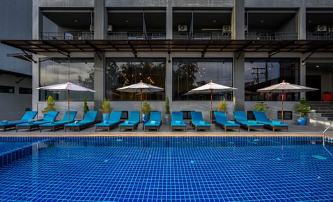 Outdoor pool, pool umbrellas, sun loungers