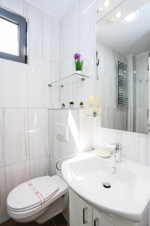 Standard Apartment | Bathroom | Shower, rainfall showerhead, free toiletries, hair dryer