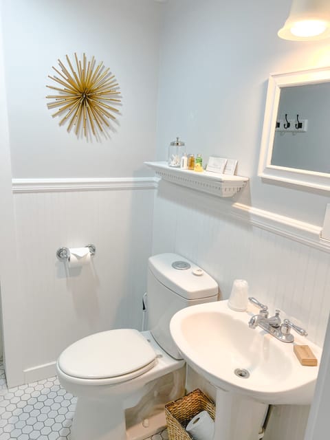 Double Room, 1 King Bed, Non Smoking | Bathroom | Shower, designer toiletries, hair dryer, towels