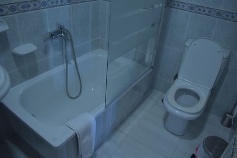 Basic Double Room | Bathroom | Combined shower/tub, free toiletries, towels