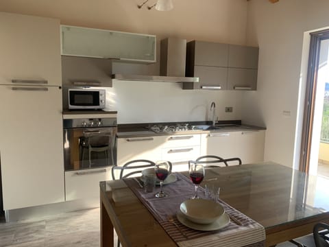 Deluxe Suite | Private kitchen | Stovetop, electric kettle, cookware/dishes/utensils