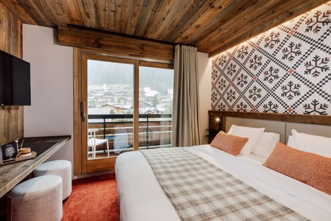 Traditional Triple Room | Minibar, in-room safe, individually decorated, individually furnished