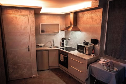 Luxury Suite, Non Smoking (Venezia) | Private kitchenette | Fridge, microwave, oven, stovetop