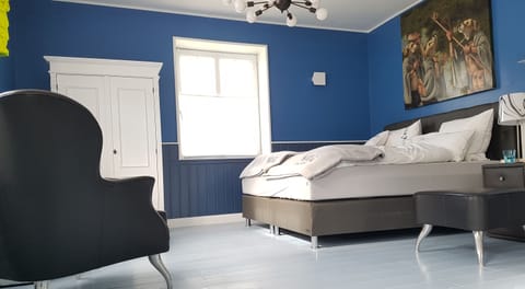 Luxury Studio Suite, 1 King Bed, Ground Floor (Blaue Türe) | In-room safe, free WiFi, bed sheets