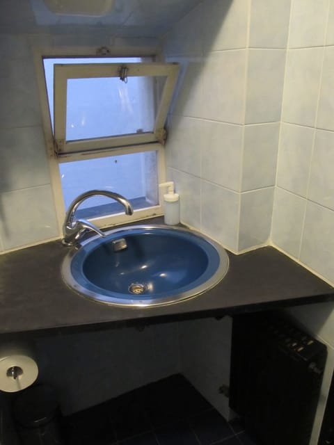 Triple Room | Bathroom | Shower, free toiletries, hair dryer, bidet