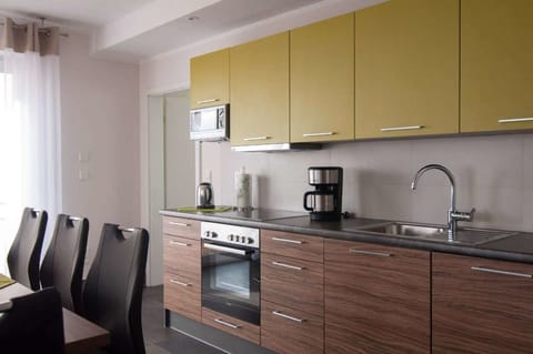 Comfort Apartment, 4 Bedrooms, Terrace, City View | Private kitchen | Full-size fridge, microwave, oven, stovetop