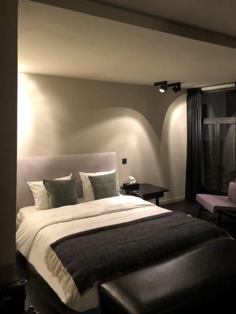 Suite, Terrace | Premium bedding, in-room safe, individually decorated, desk