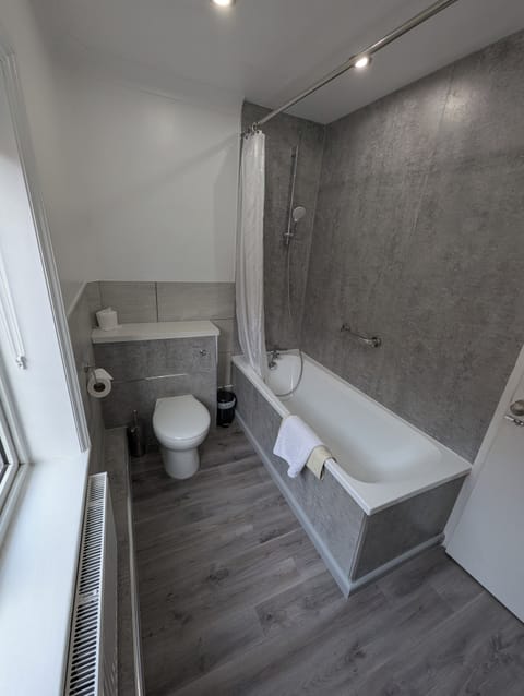 Family Room | Bathroom | Combined shower/tub, free toiletries, hair dryer, towels