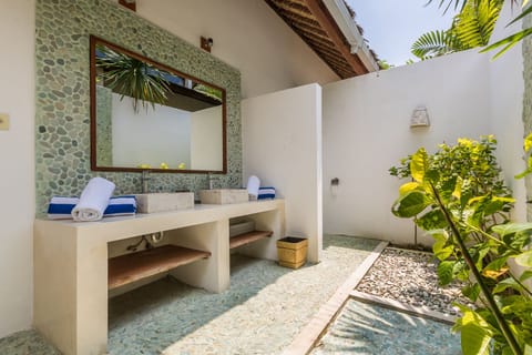 Luxury Villa, 4 Bedrooms, Non Smoking, Garden View | Bathroom | Separate tub and shower, deep soaking tub, rainfall showerhead