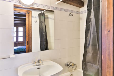 Deluxe Double Room, Bathtub | Bathroom | Deep soaking tub, hair dryer, towels