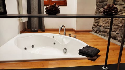 Deluxe Suite, 2 Bedrooms, Jetted Tub | Jetted tub