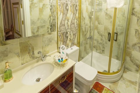 Double Room | Bathroom | Shower, free toiletries, hair dryer, slippers