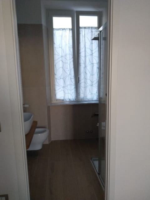 Basic Double Room | Bathroom | Shower, bidet, towels