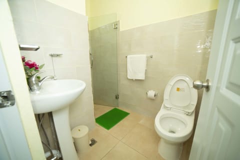 Presidential Double Room, Mixed Dorm, Accessible, Refrigerator | Bathroom shower