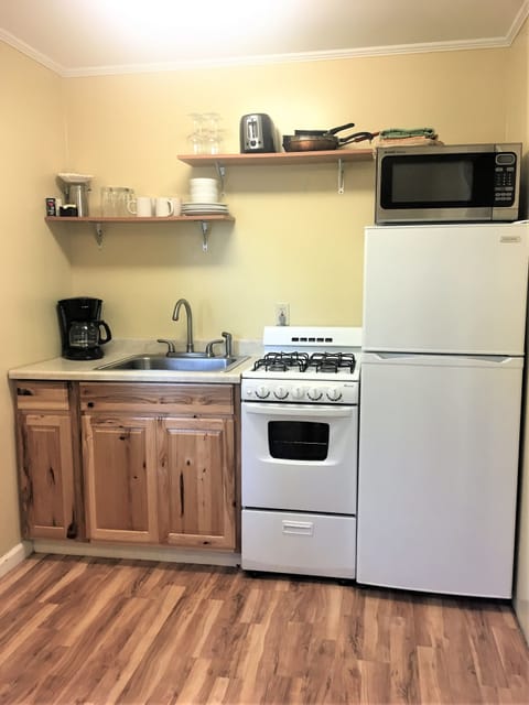 Room, 1 Queen Bed with Sofa bed (Cabin #11) | Private kitchenette | Fridge, microwave, oven, stovetop