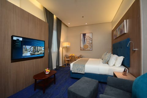 Junior Suite | Egyptian cotton sheets, premium bedding, pillowtop beds, minibar