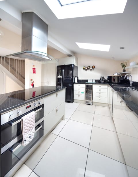 House, 4 Bedrooms (Elliott House) | Private kitchen | Fridge, microwave, oven, stovetop