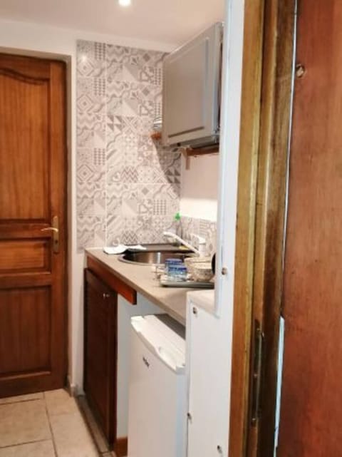 Romantic Studio, Hot Tub (Un moment à deux) | Private kitchen | Full-size fridge, microwave, coffee/tea maker, electric kettle