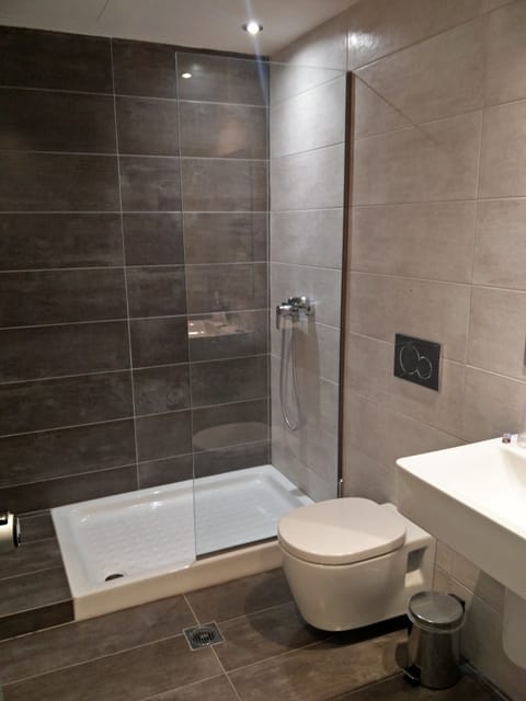 Double or Twin Room | Bathroom | Shower, hair dryer, towels