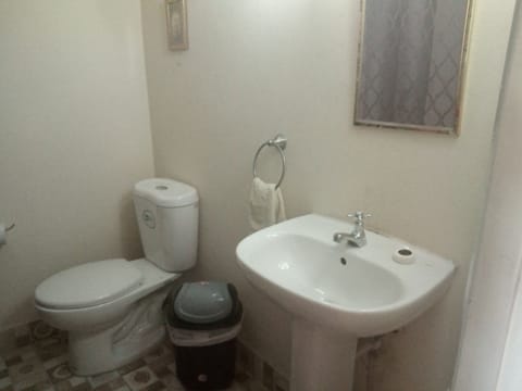 Standard Double Room, 1 Double Bed, Non Smoking | Bathroom | Shower, towels