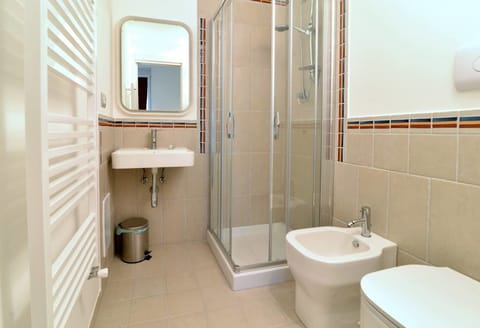 Comfort Double Room, Balcony | Bathroom | Shower, rainfall showerhead, hair dryer, bidet