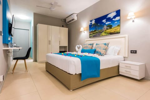 Deluxe Double Room, 1 King Bed | 1 bedroom, premium bedding, minibar, in-room safe