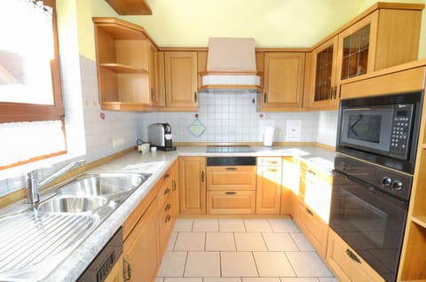 Panoramic Apartment, 3 Bedrooms, Balcony, Garden View | Private kitchen | Fridge, oven, stovetop, dishwasher