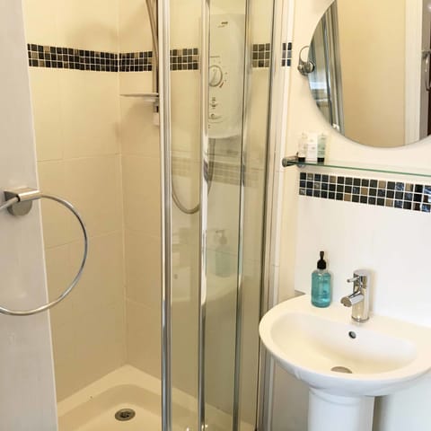 Small Single Room | Bathroom | Shower, free toiletries, hair dryer, towels