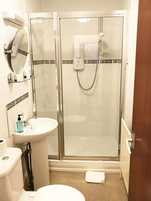 Family Suite, 2 Bedrooms | Bathroom | Shower, free toiletries, hair dryer, towels