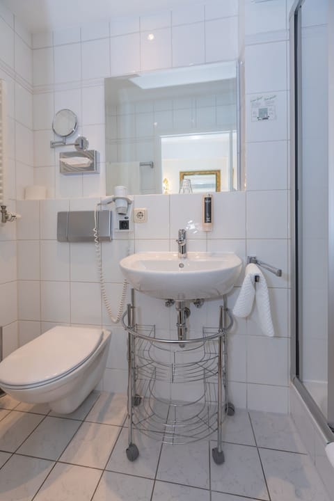 Single Room | Bathroom | Shower, hair dryer, towels