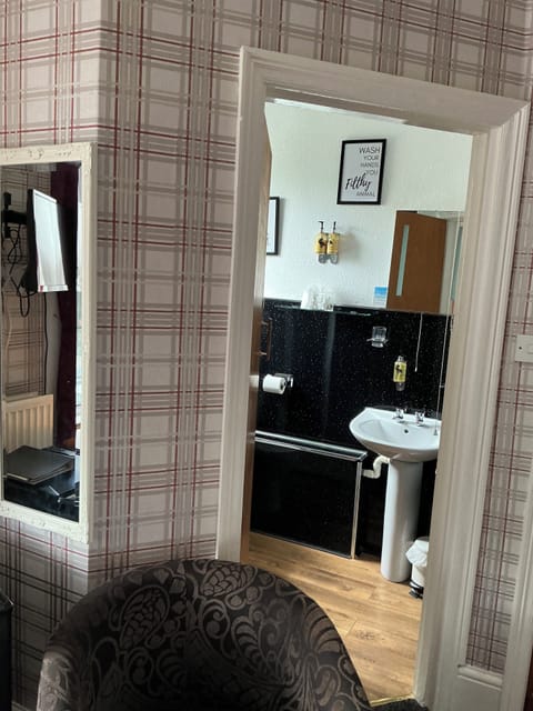 Comfort Single Room | Blackout drapes, iron/ironing board, free WiFi, bed sheets