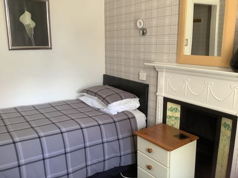 Comfort Single Room | Blackout drapes, iron/ironing board, free WiFi, bed sheets